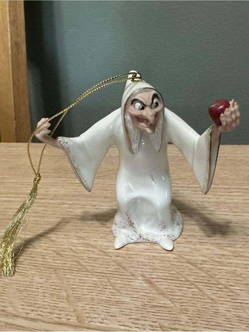 LENOX DISNEY SNOW WHITE WITCH TRY AN APPLE DEARIE ORNAMENT RETIRED